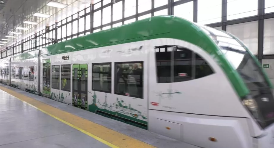 Tranvía llegando a la estación de Cádiz en pruebas