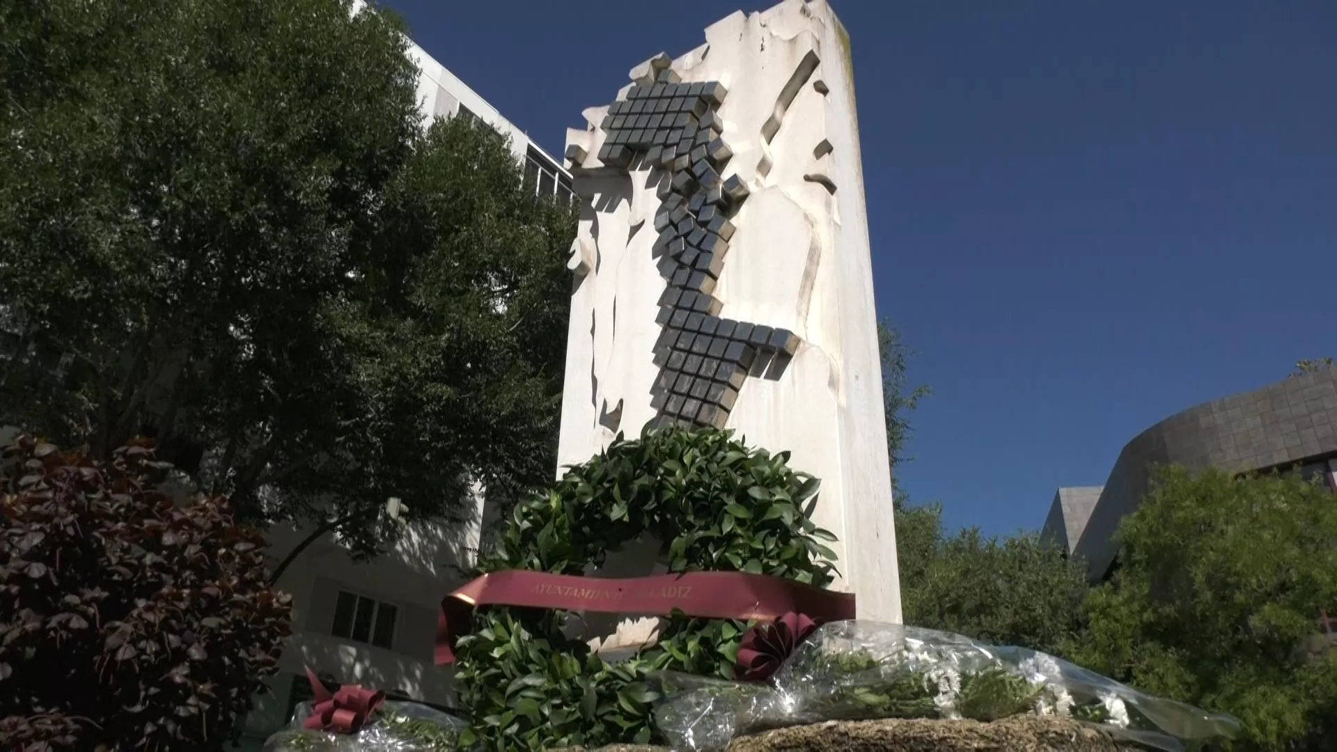 El monumento de la plaza de San Severiano acoge ofrenda en recuerdo a las víctimas de la explosión del 47