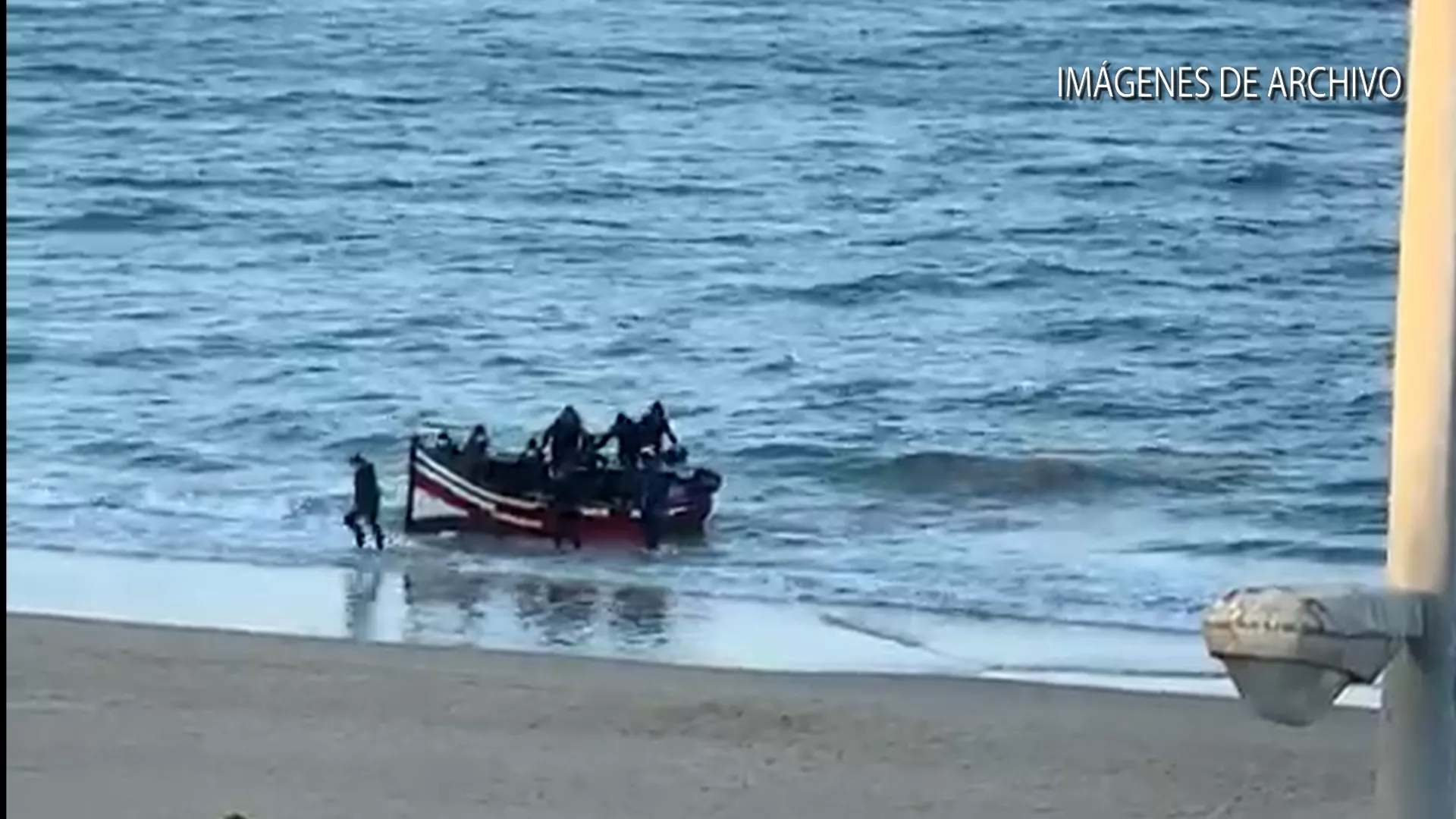 Trasladados 33 migrantes llegados en una patera a la playa de Camposoto