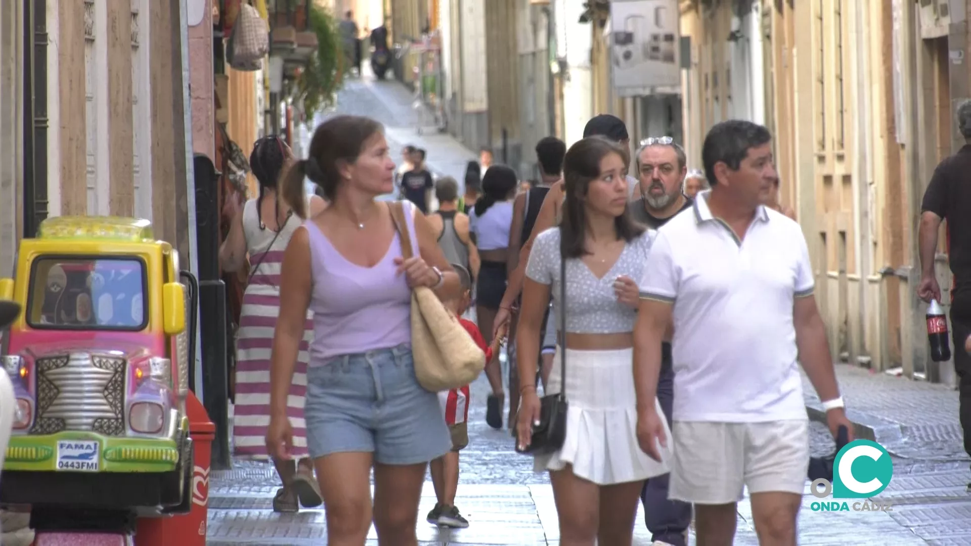 Gente paseando por la calles del centro de la ciudad