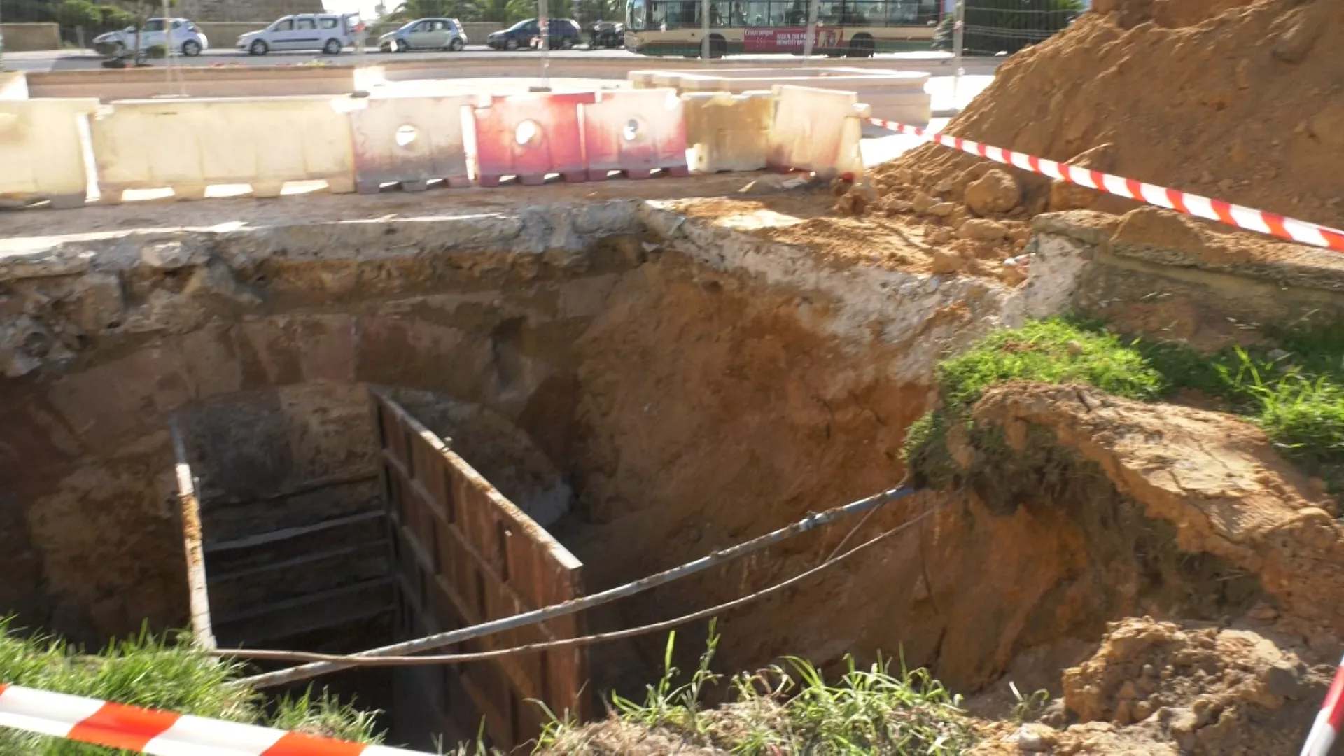 Aguas de Cádiz contempla la puesta en valor de los restos de las bóvedas del siglo XVIII hallados en las obras de la fuente de las Puertas de Tierra