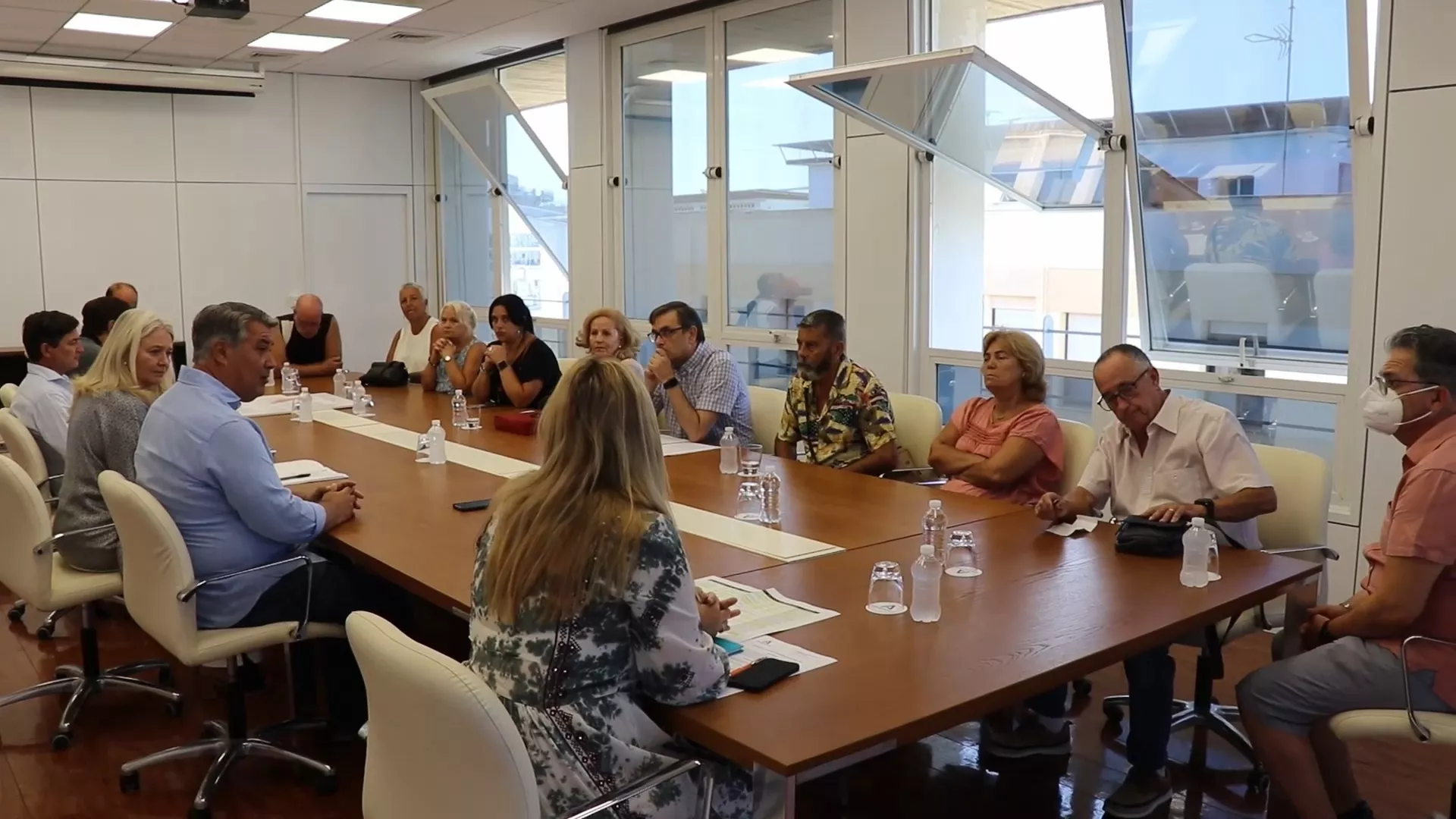 La reunión entre responsables de la Junta y de los vecinos del Cerro del Moro celebrada en la sede del Gobierno andaluz en Cádiz