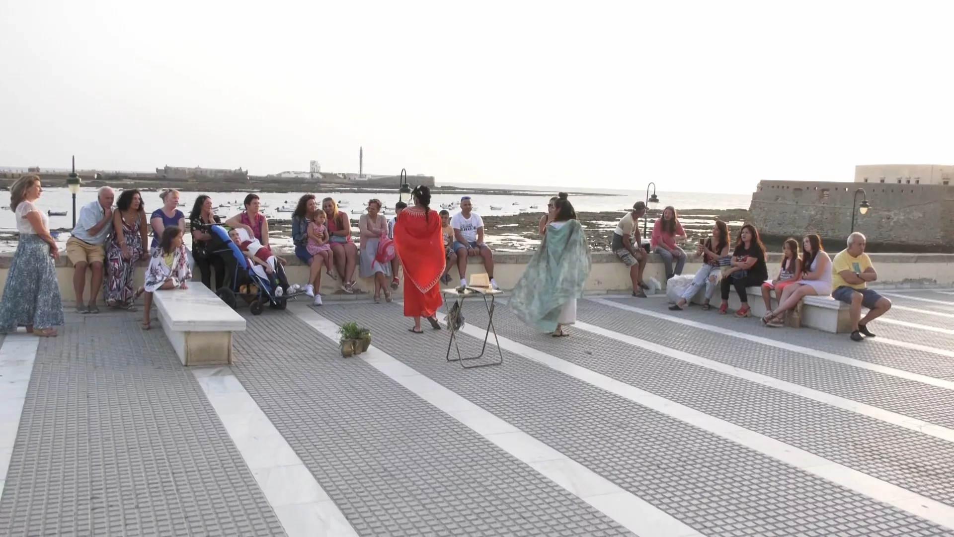 La campaña 'Mar de Gentes' realizó una micro obra de teatro sobre el Garum frente a la Caleta