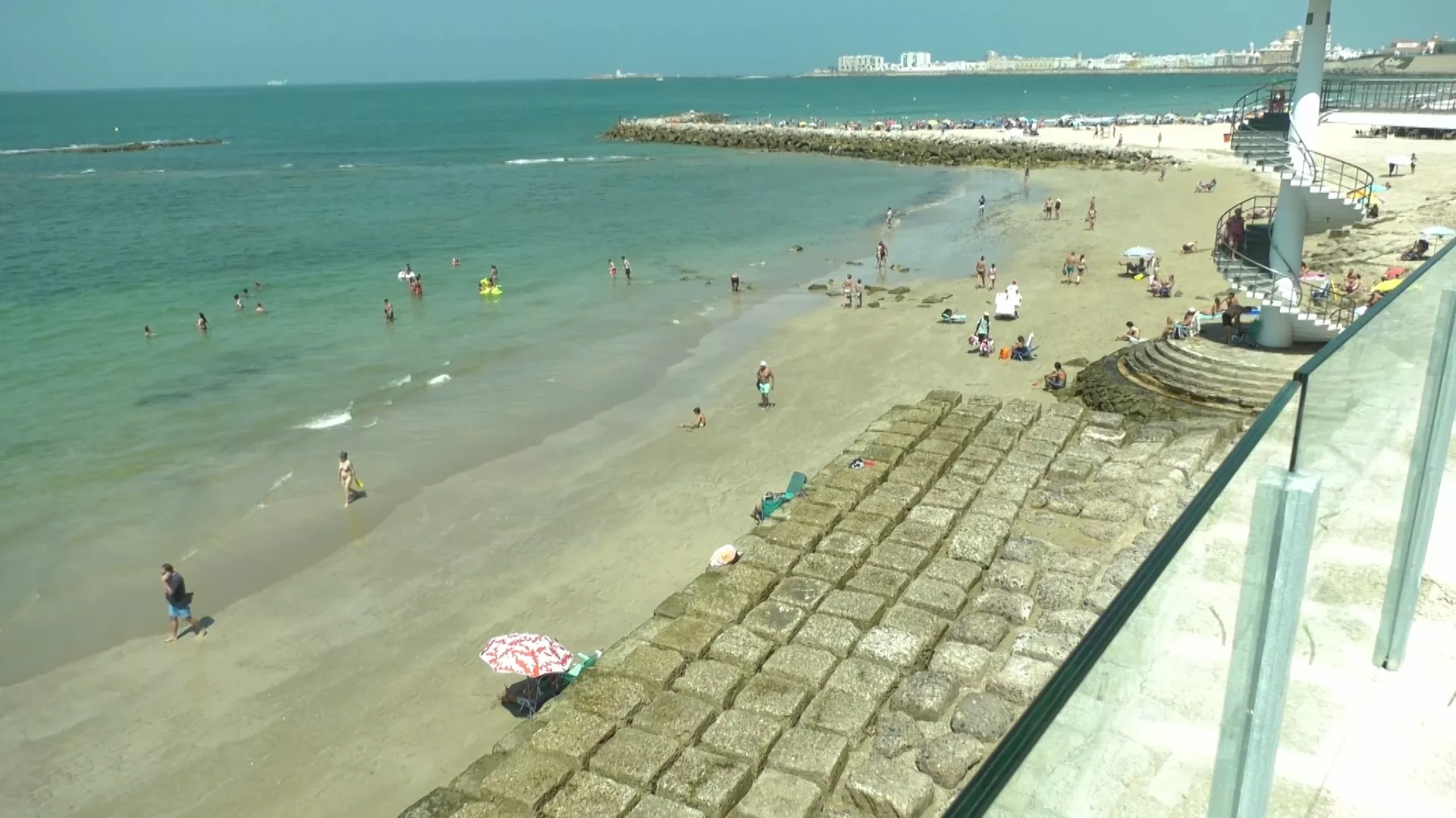 Imagen de la zona de bloques de la playa Santa María del Mar donde se encuentra el colector 
