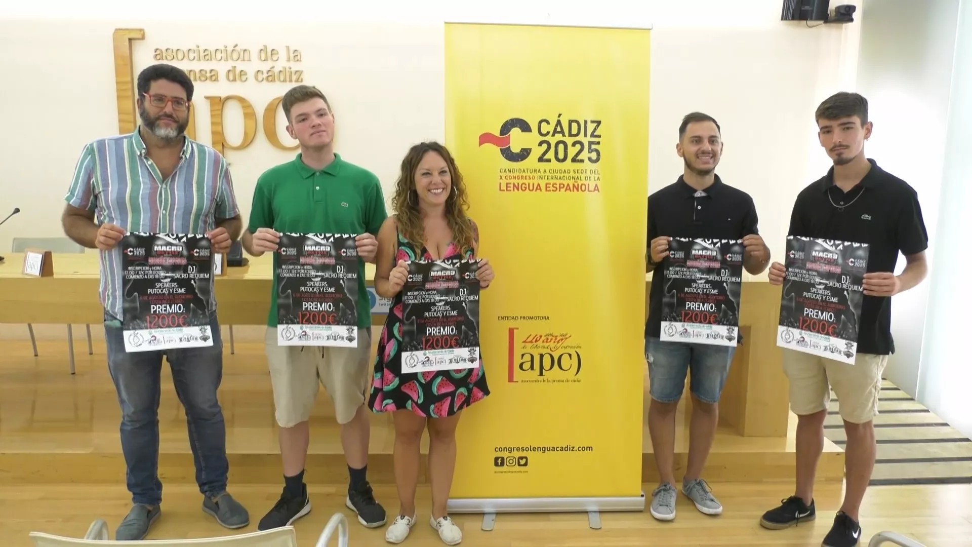 El presidente de la APC y la concejala de Juventud en la presentación de la 'Batalla de Gallos 2022' junto a miembros de la organización