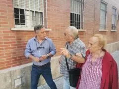 Óscar Torres con los dirigentes de la Asociación de Vecinos Bahía Gaditana