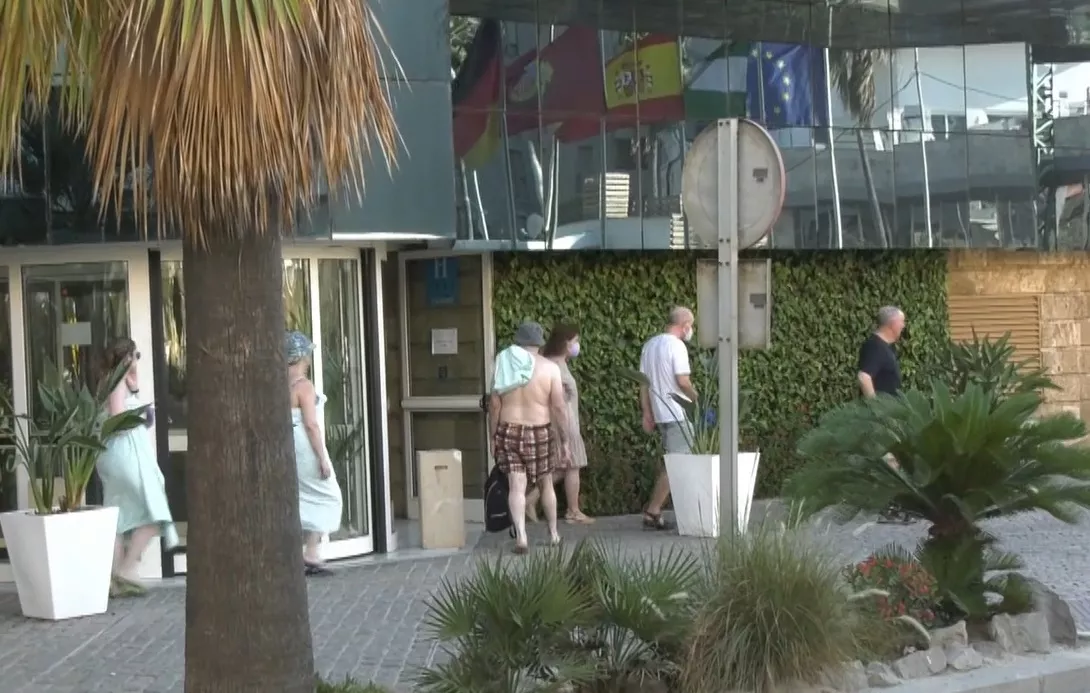 Imagen de un grupo de turistas a las puertas de un hotel de Cádiz