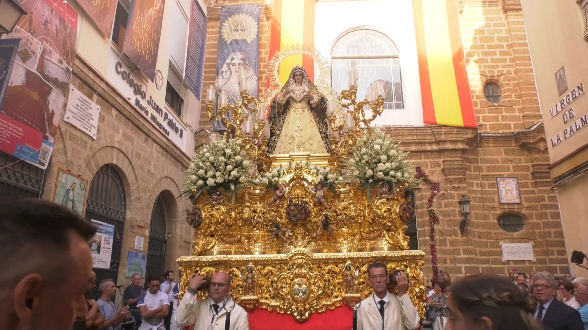 La Virgen de las Penas a la salida de su templo