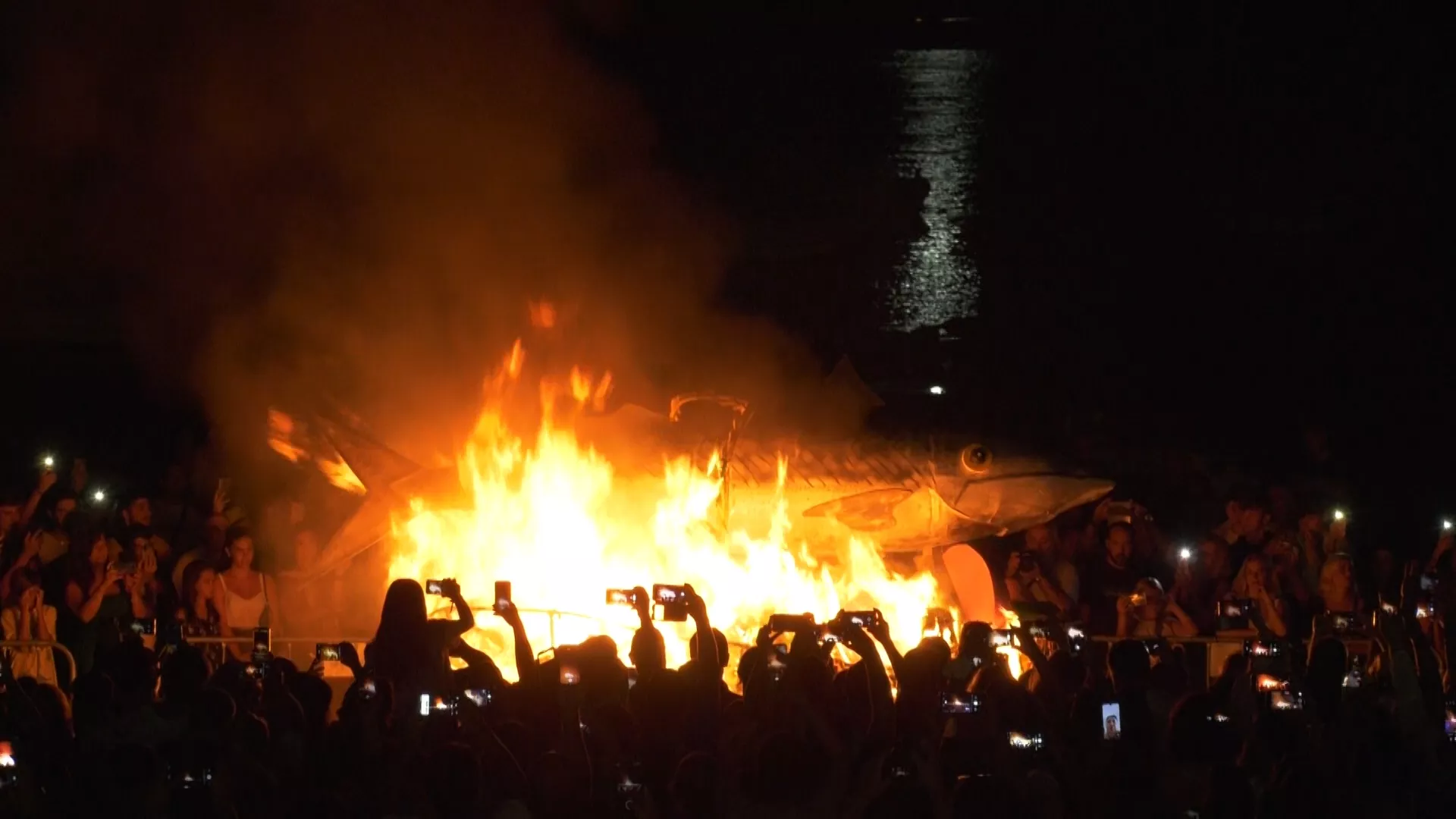 Tras el pregón de Manolín Santander se ha procedido a la quema de la caballa en la orilla de La Caleta