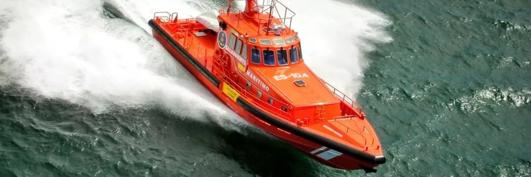 Rescatadas tres personas que navegaban en una tabla de surf intentando alcanzar la costa gaditana