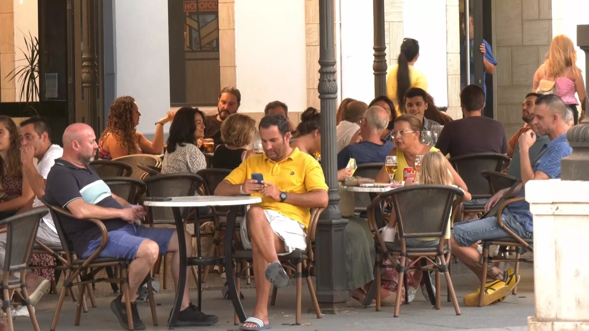 Imagen de la terraza de un bar del centro de Cádiz