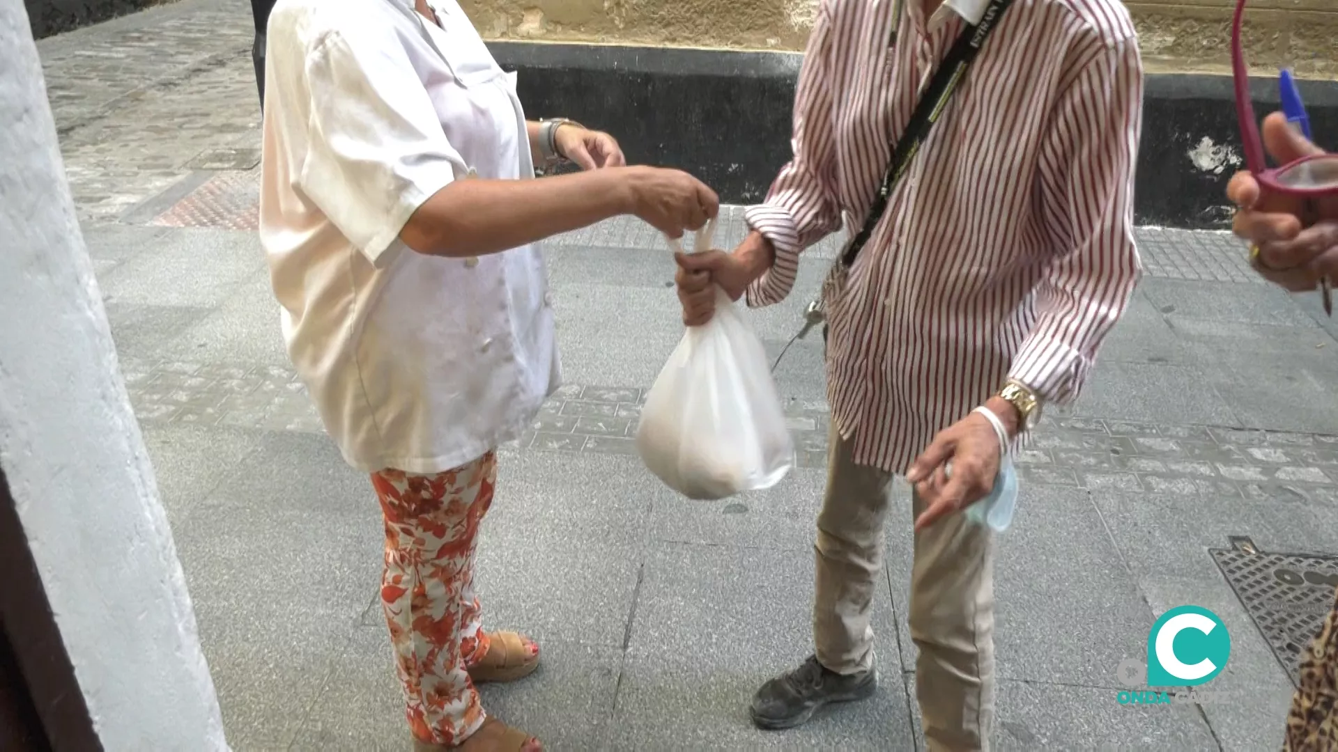 Momento de reparto de comida en Virgen de Valvanuz