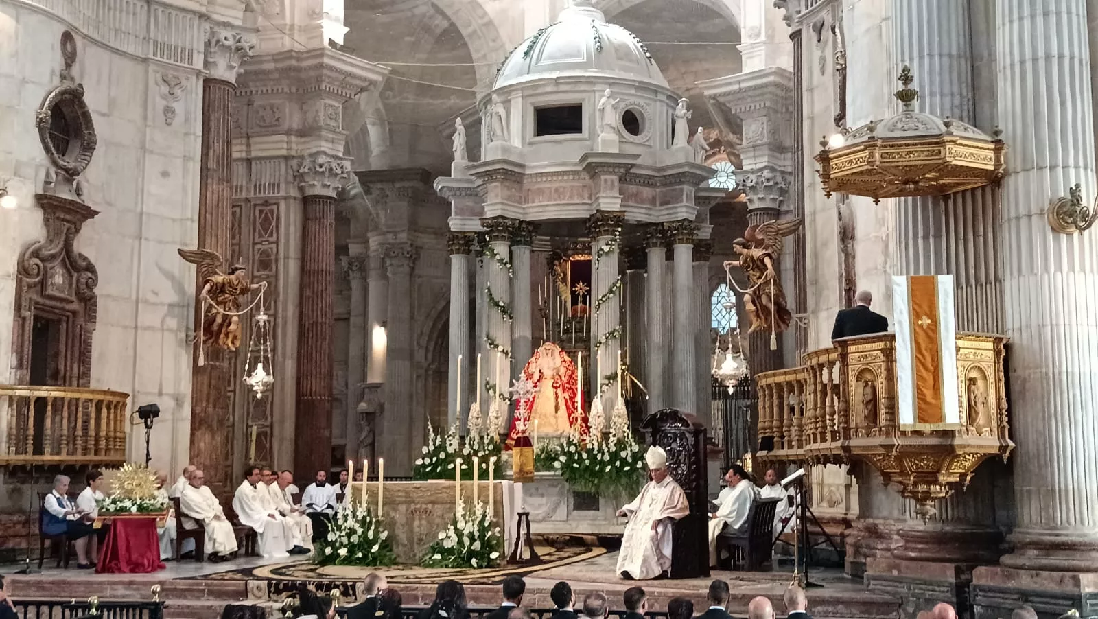 La Virgen de las Penas en el altar mayor de la Catedral