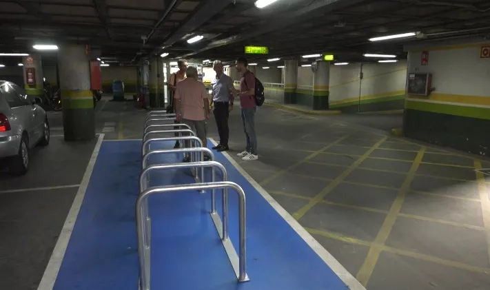 Emasa instala nuevos aparcabicis en los subterráneos de la ciudad.