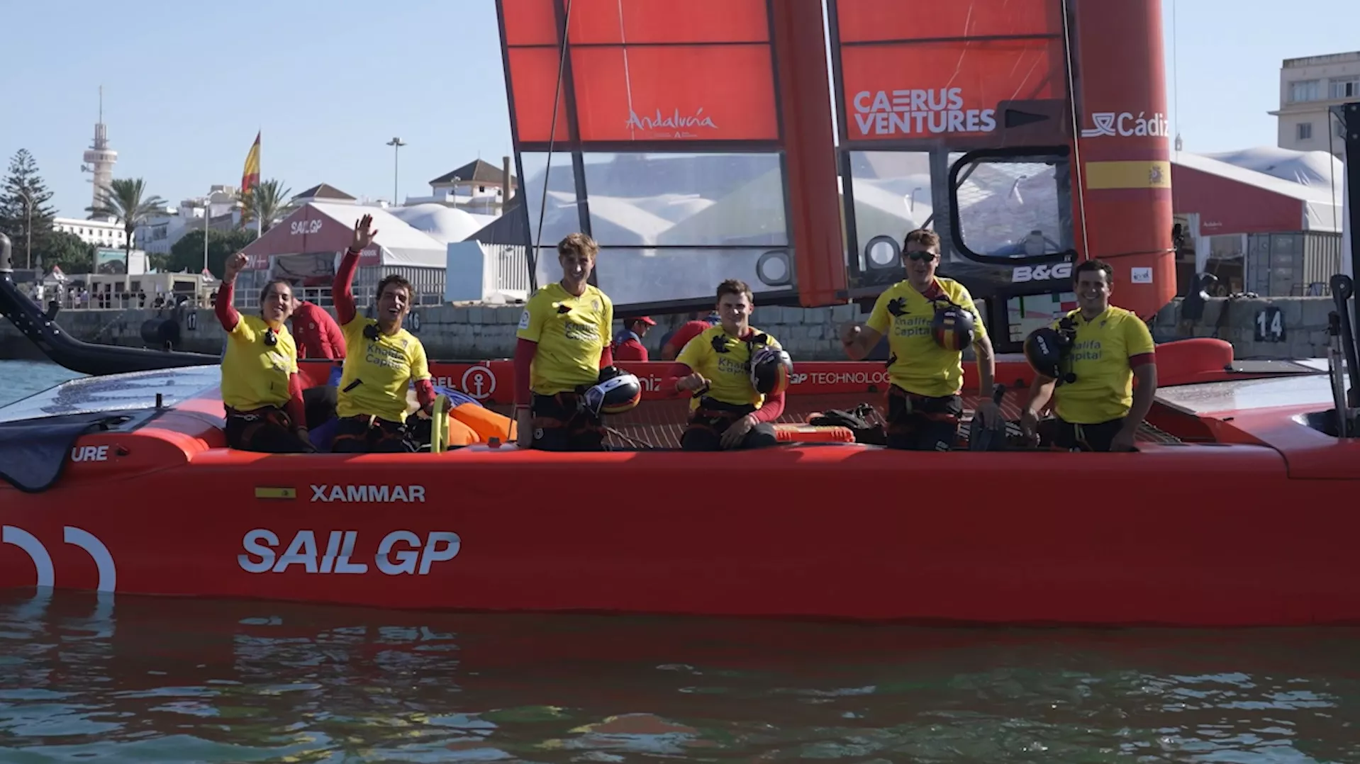 El equipo español de Sail GP han salido a entrenar con camisetas del Cádiz CF