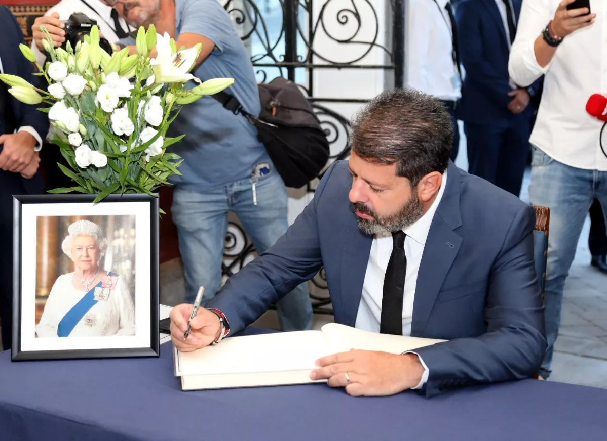 Fabian Picardo firma en el libro de condolencias 