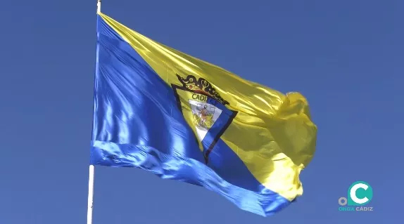 La bandera del club cadista luce en la Plaza de Sevilla durante la conmemoración de su aniversario