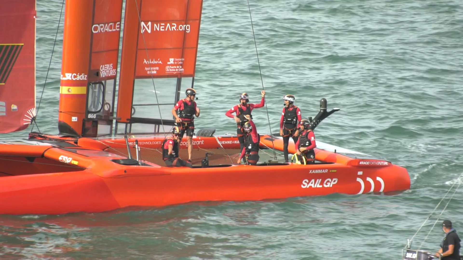 El equipo español saluda al público tras finalizar su participación en la Sail GP de Cádiz