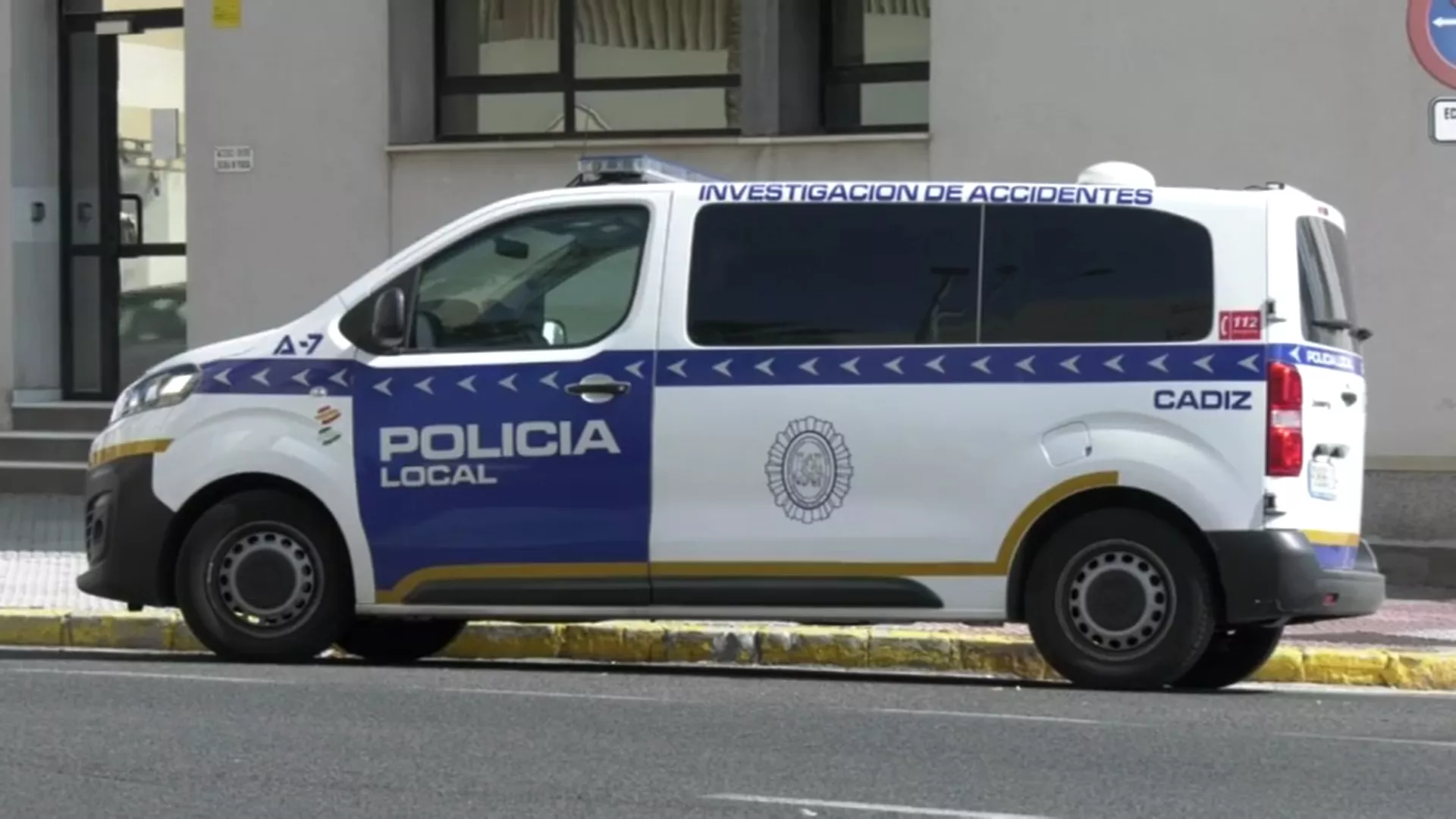 Un vehículo de Policia Local frente a la Comisaría 