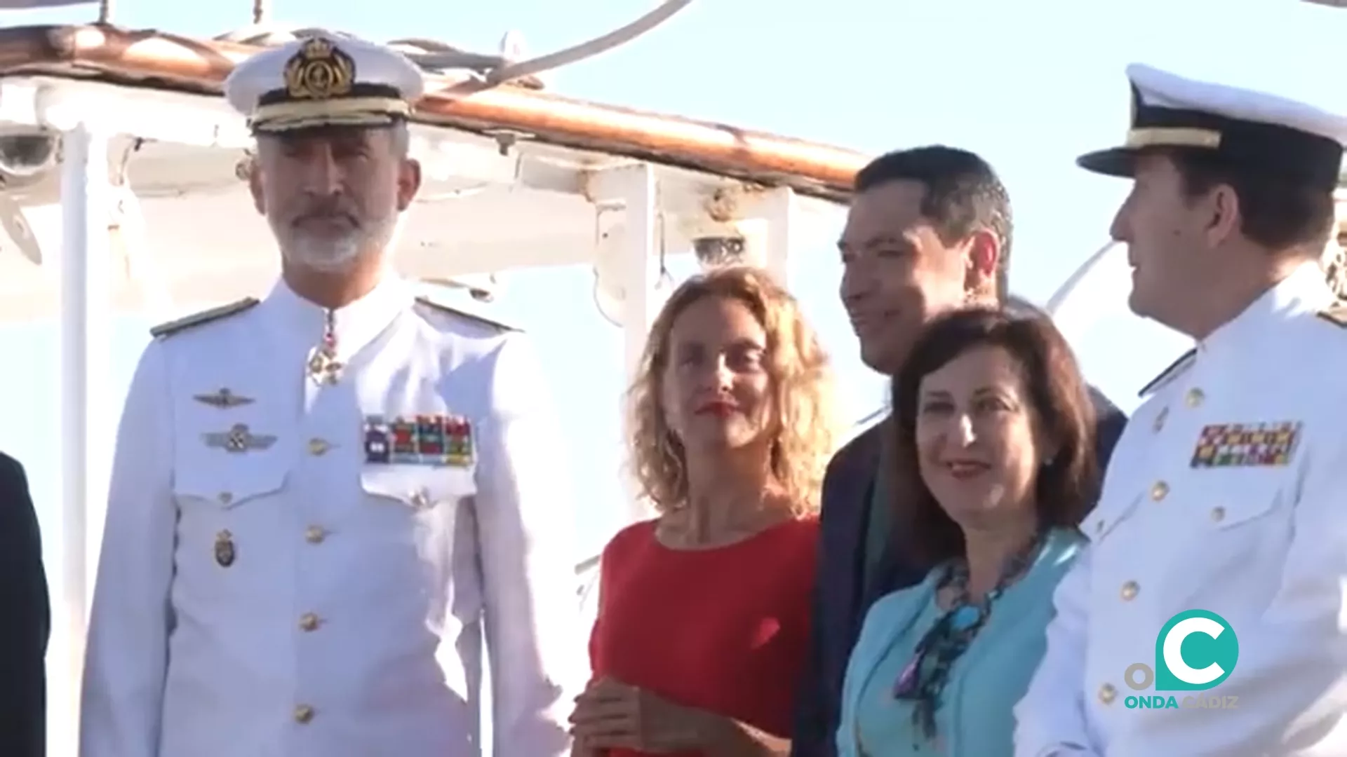 El Rey Felipe VI abordo de Elcano junto al resto del autoridades 