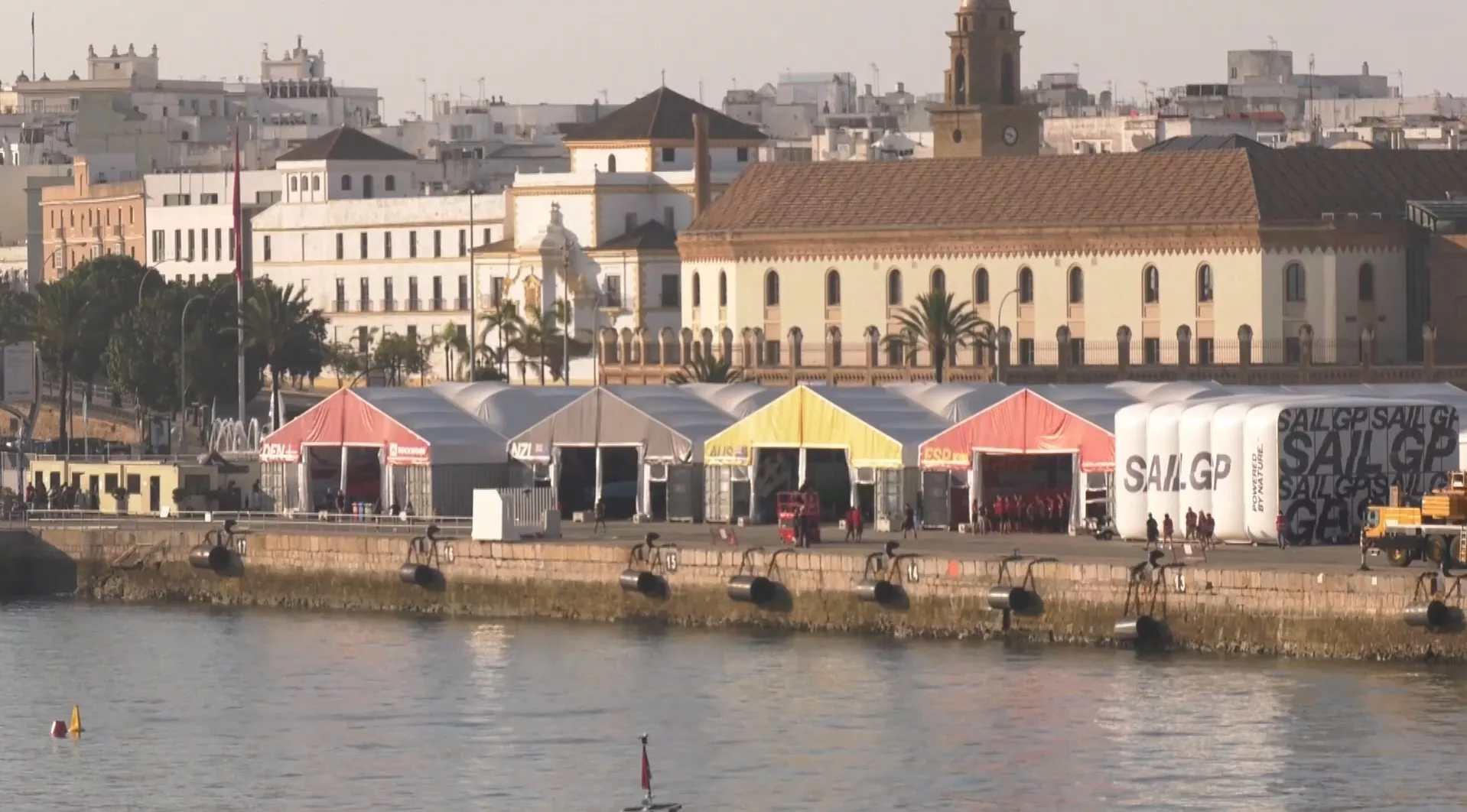 El Muelle Ciudad de Cádiz acoge los hangares de los distintos equipos de la Sail GP