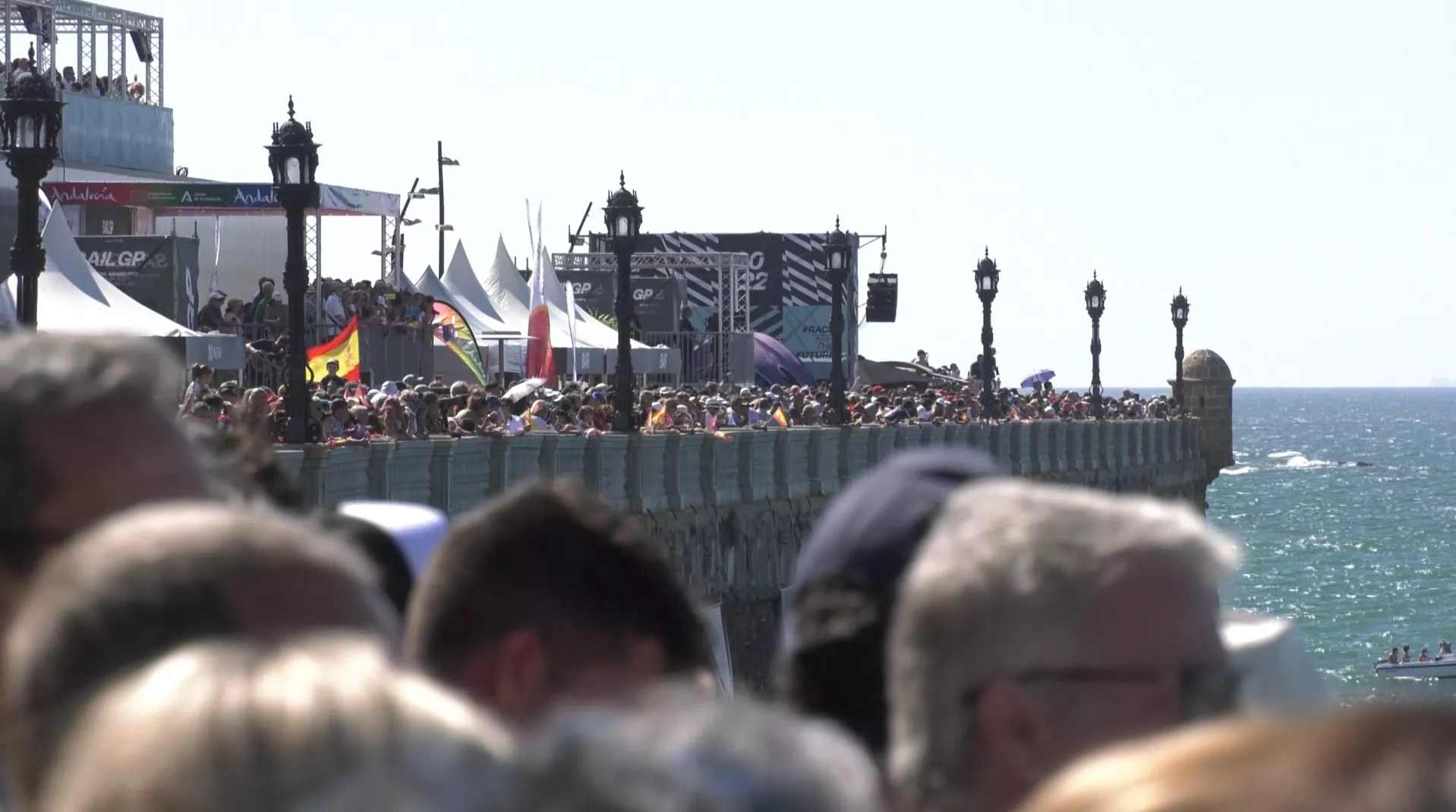 Miles de personas han seguido las evoluciones de la Sail GP desde el frente marítimo del casco antiguo