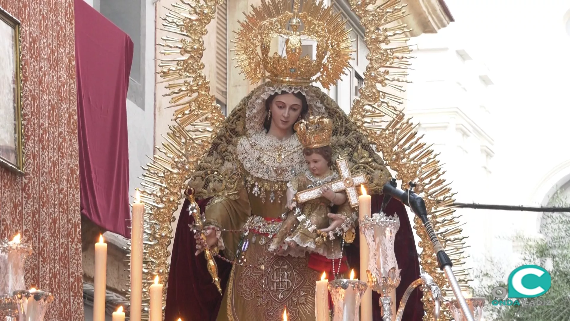 La Virgen de los Desamparados inició su salida procesional desde la iglesia Catrense