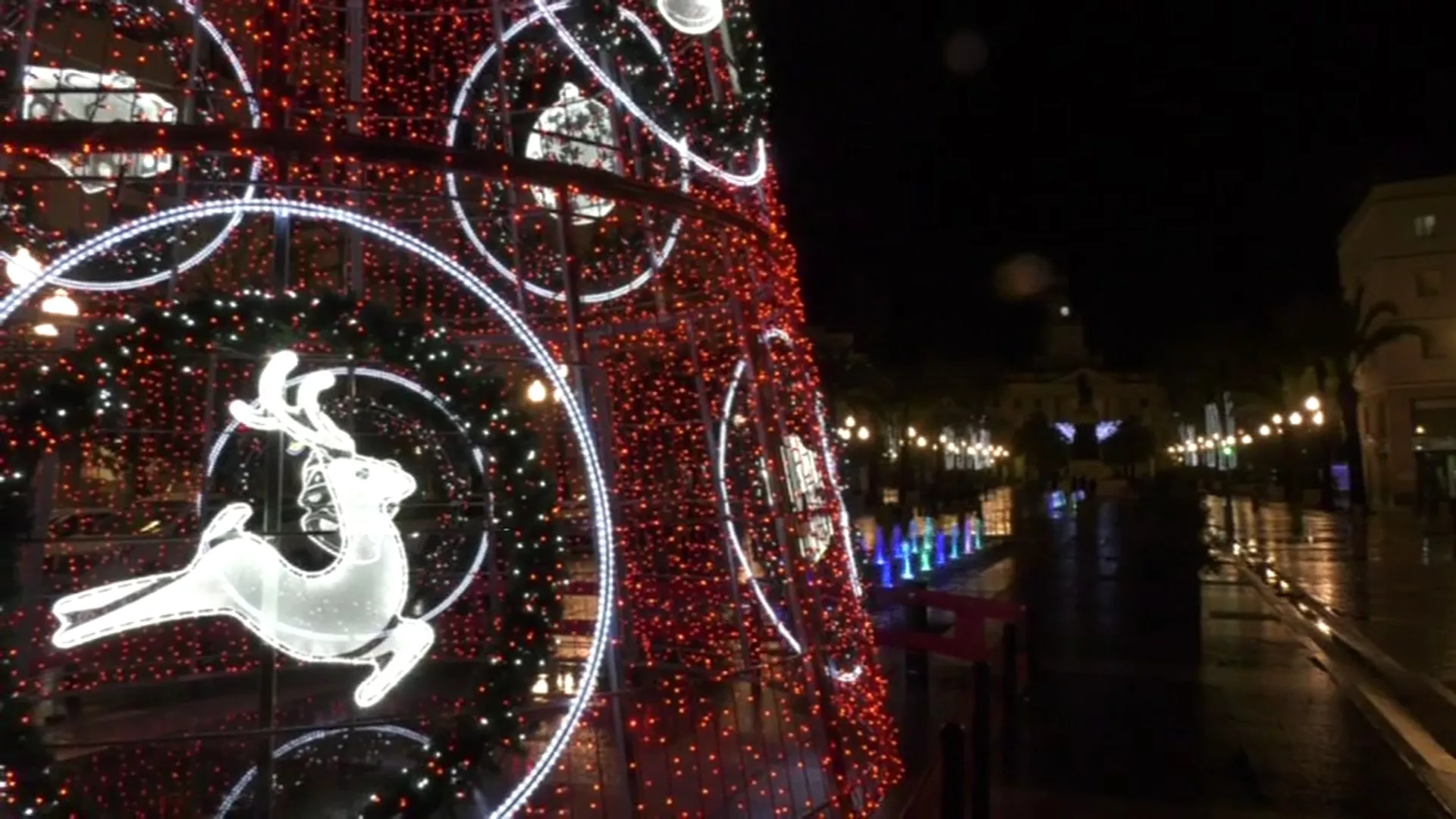 Árbol iluminado en la  pasadas navidades 