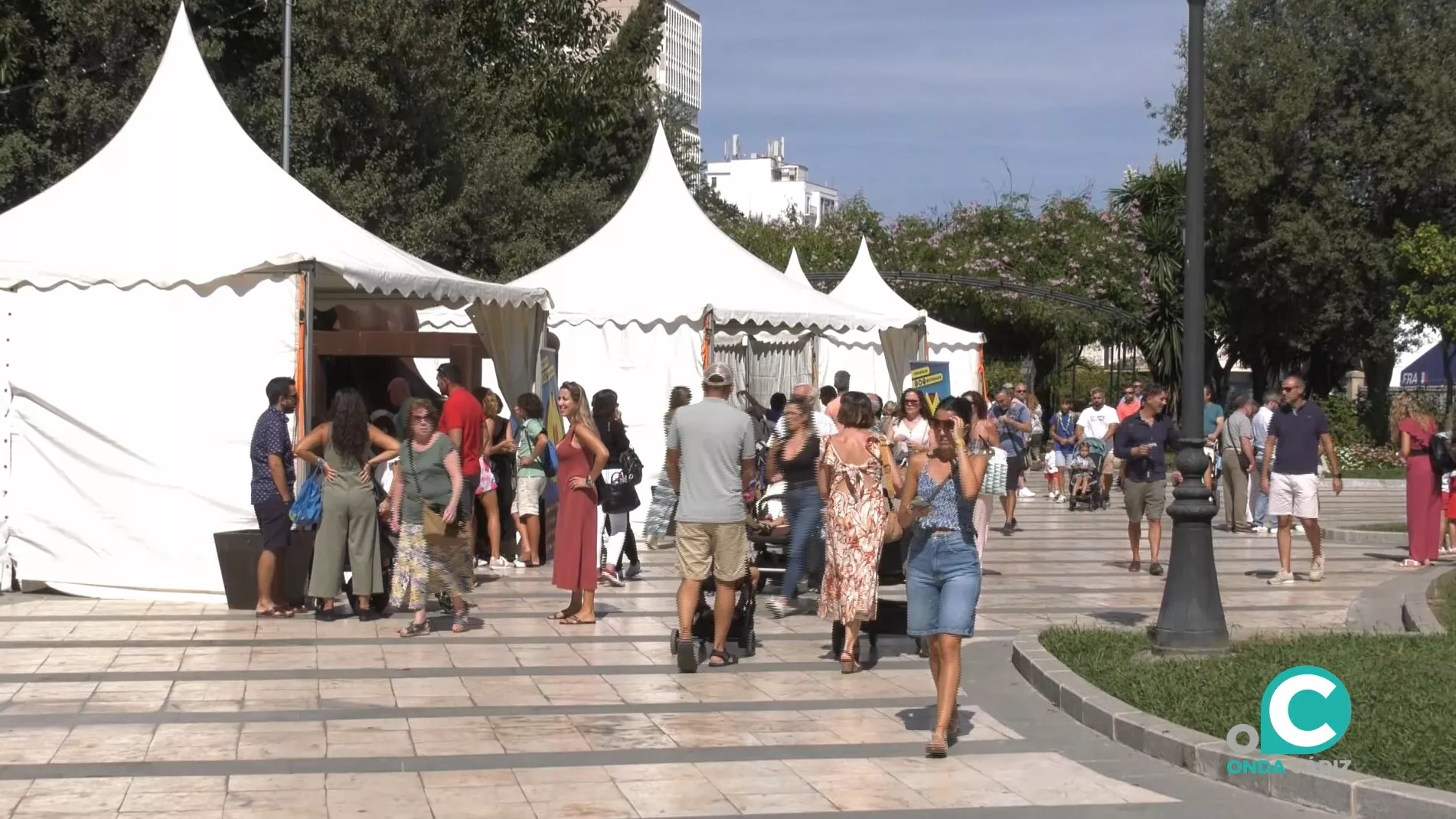 Todo el Paseo de Canalejas se ha llenado de Carpas con juegos y talleres para los más pequeños