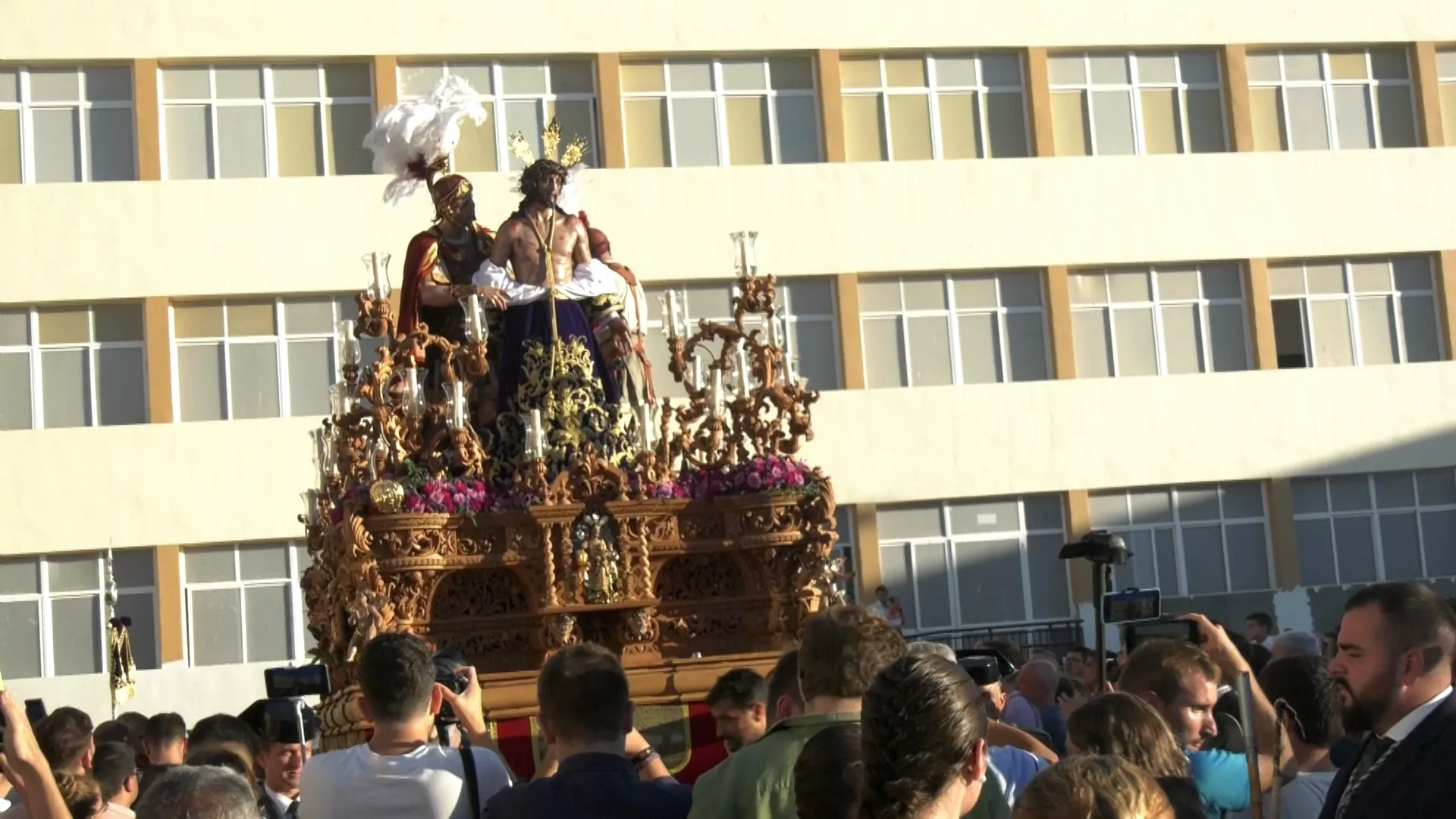 Imagen del misterio del Despojado en su salida desde el colegio Salesianos 