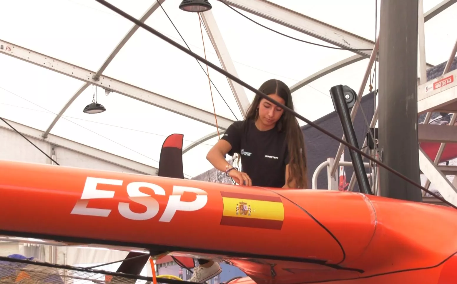 La gaditana Sol López participando en las labores de mantenimiento del F50 Víctoria del equipo español