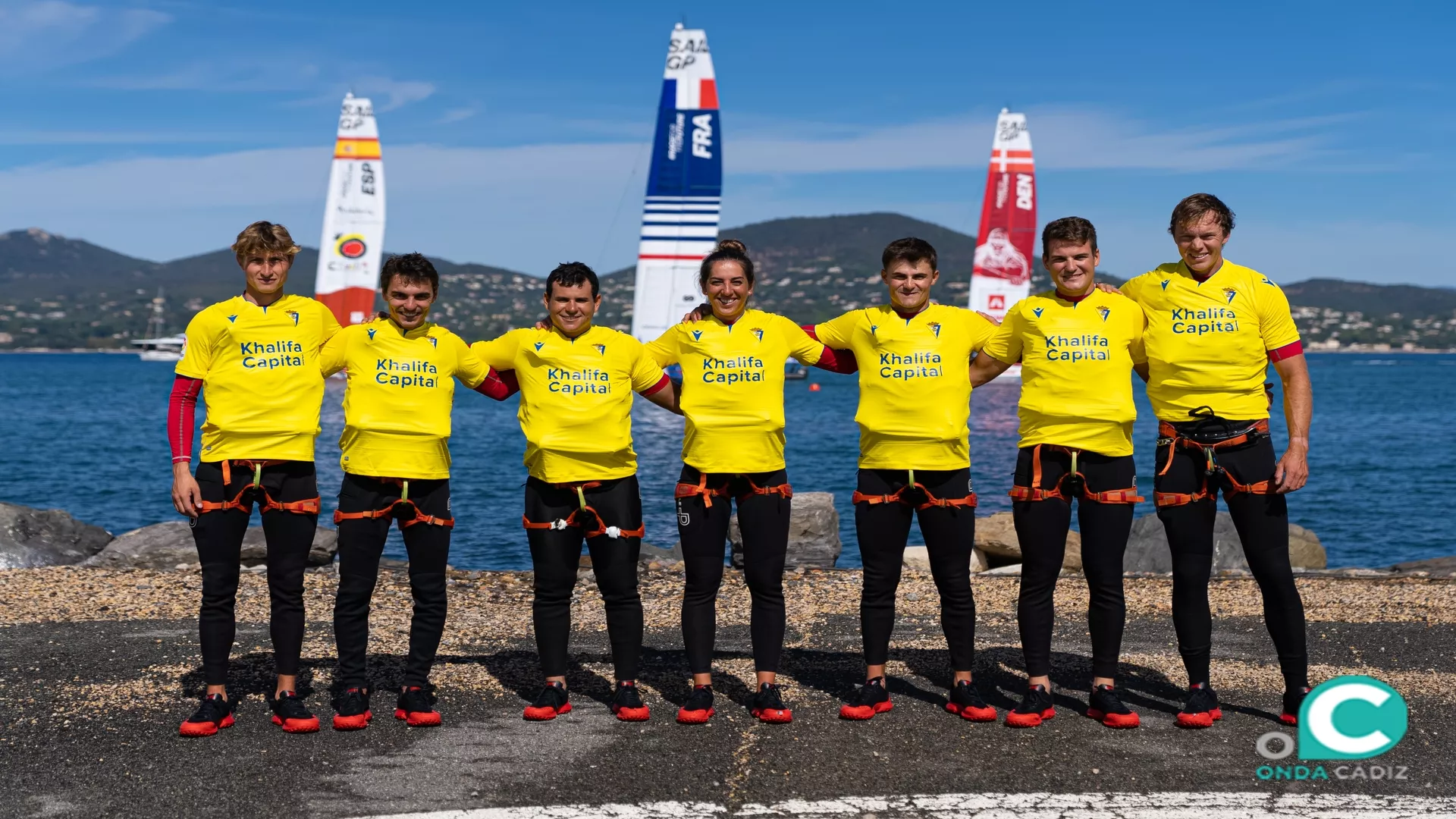 Los tripulantes del F-50 Victoria entrenaron con la camiseta del Cádiz CF