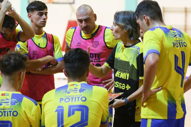 La entrenadora del Cádiz CF Virgili, Déborah Fernández, dando instrucciones a sus jugadores 