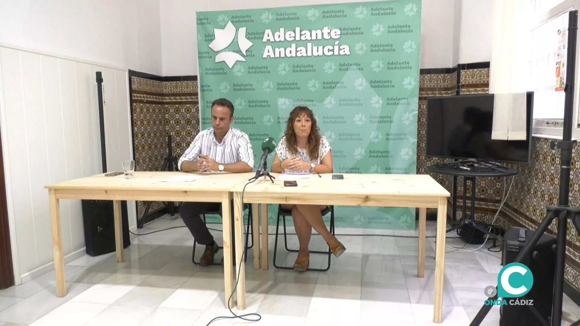 Alejandro Gutiérrez y Lorena Garrón durante la presentación de propuesta al pleno de Diputación
