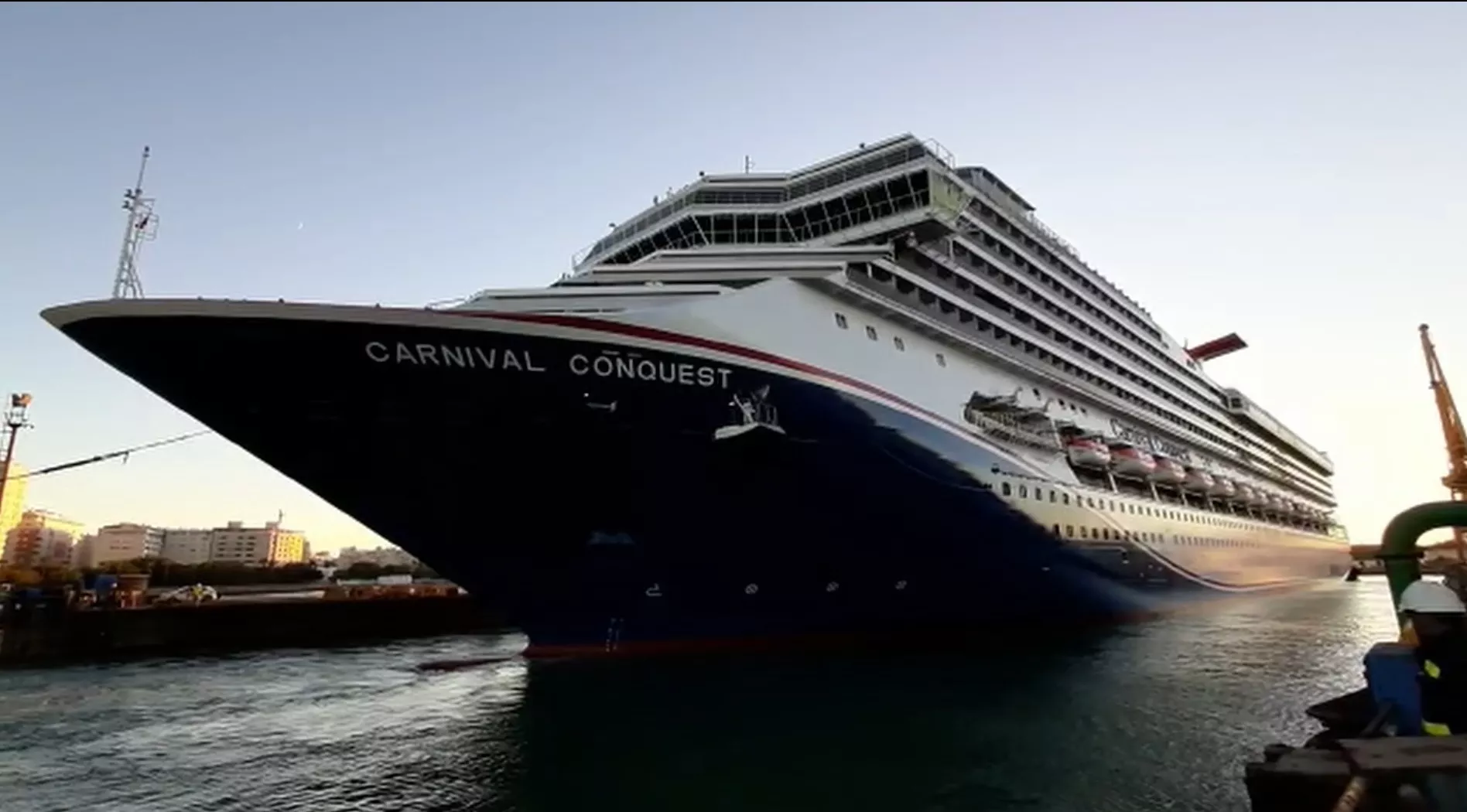 El Carnival Conquest ha sido el primer crucero reparado en el dique 4 tras la instalación de la nueva compuerta