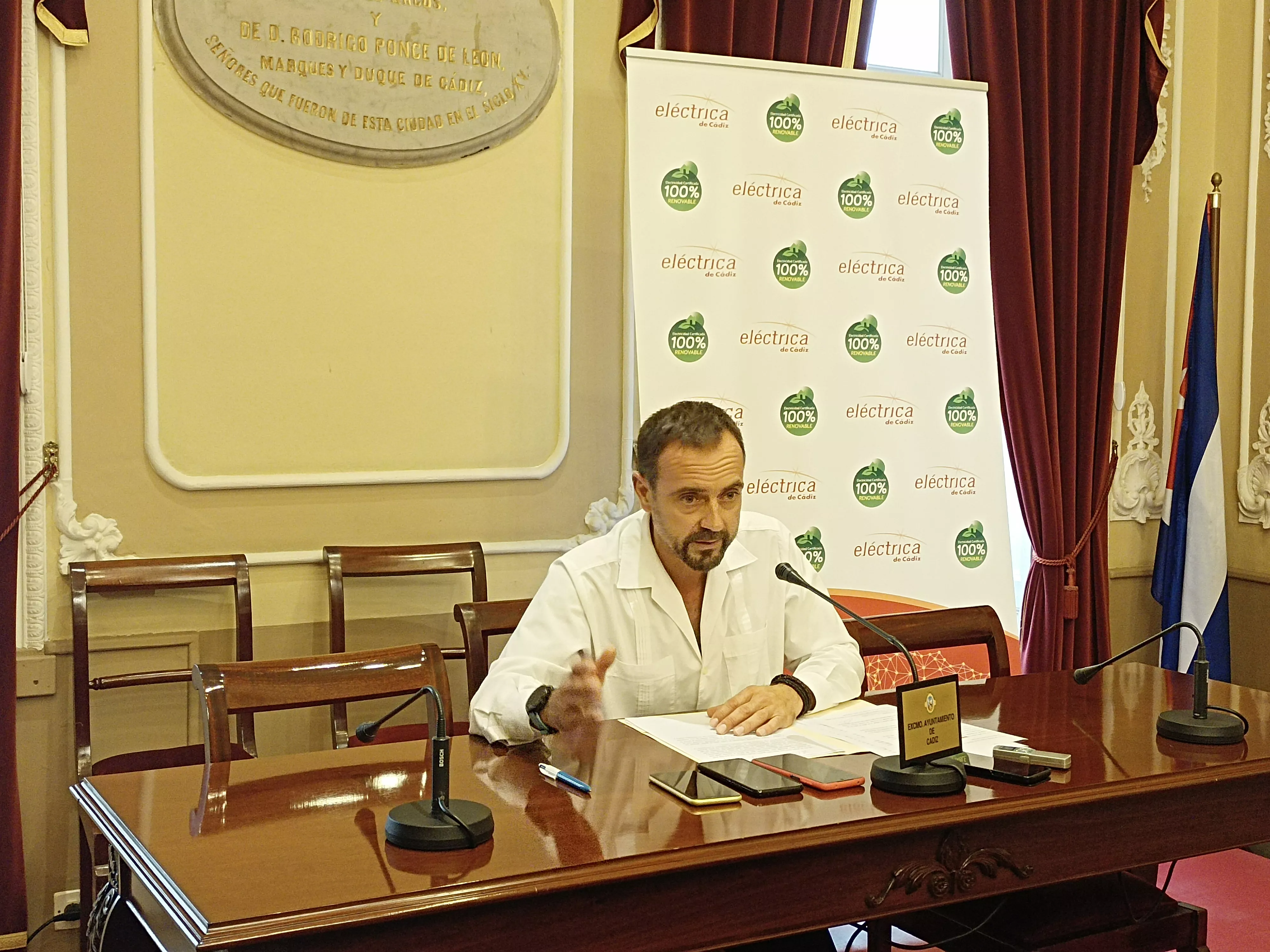 El presidente de Eléctrica de Cádiz en rueda de prensa 