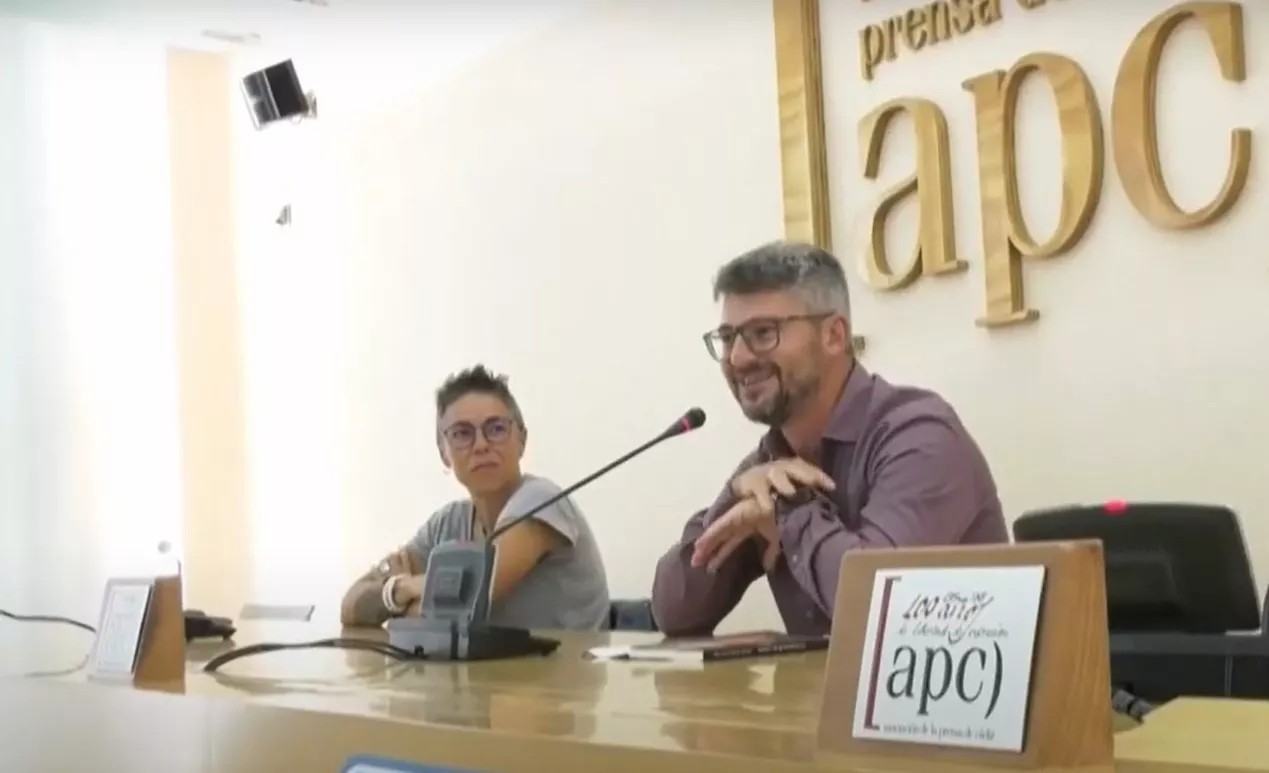 La presentación de La memoria de los ratones llena el salón de actos de la Asociación de la Prensa.