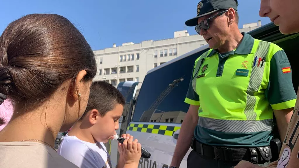 Imagen de un niño haciendo prueba de alcoholemia. 