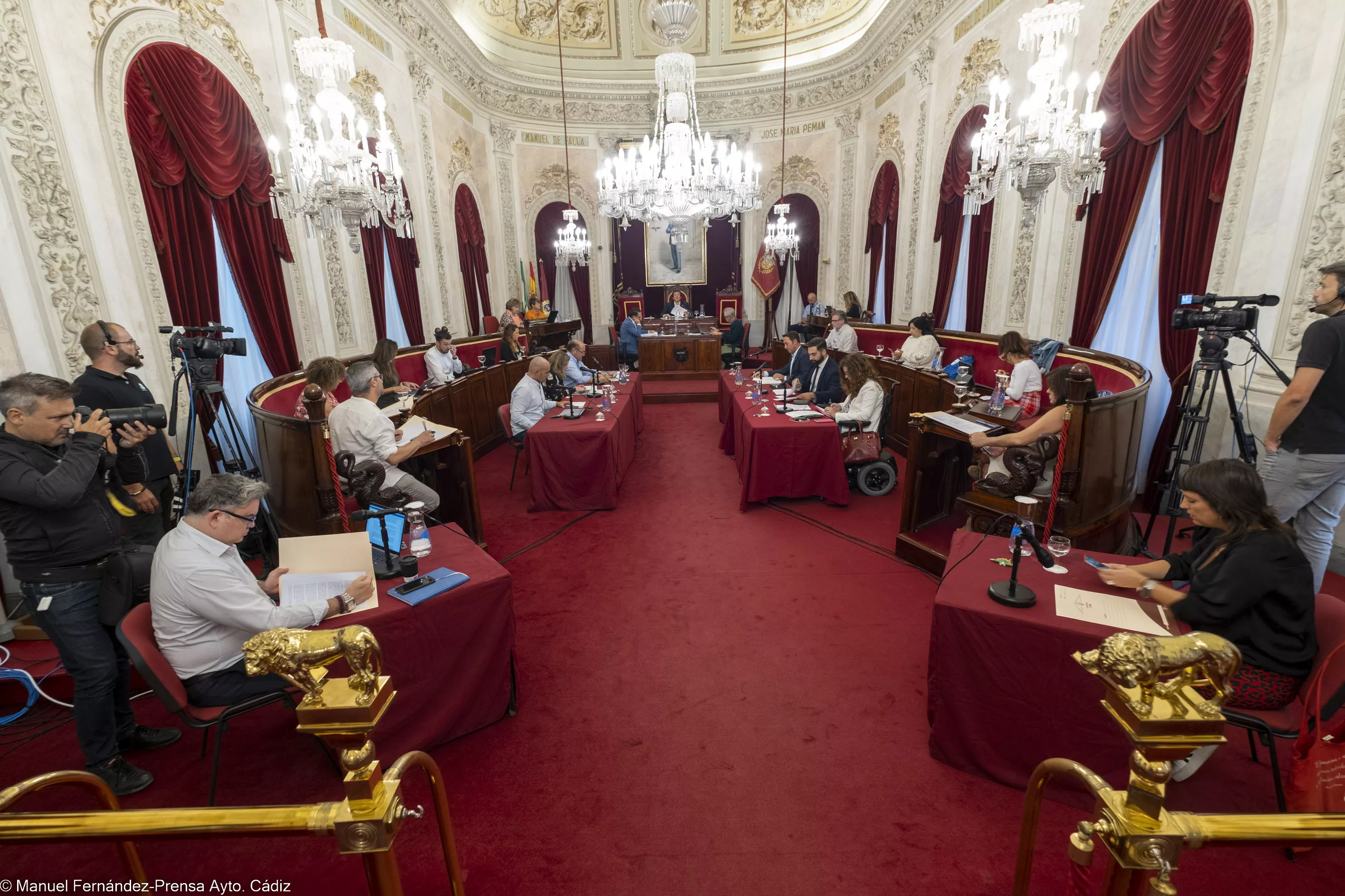 Lorena Garrón destaca la apuesta por la sostenibilidad en materia turística y la defensa de los servicios públicos frente a los intereses de las grandes multinacionales.