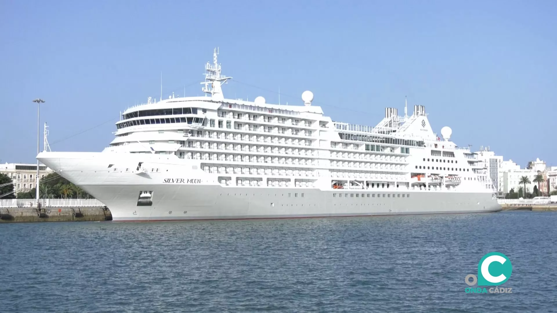 El crucero de lujo Silver Moon atracado en el Muelle Ciudad de Cádiz