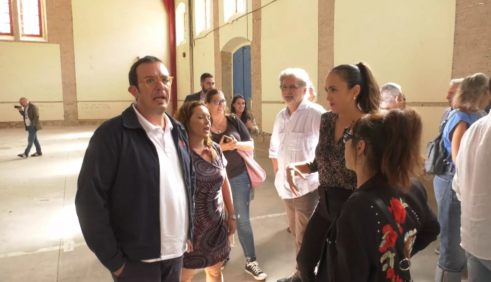 EL alcalde, junto a miembros de su equipo de gobierno, durante la clausura de las jornadas de puertas abiertas de los antiguos depósitos de Tabaco