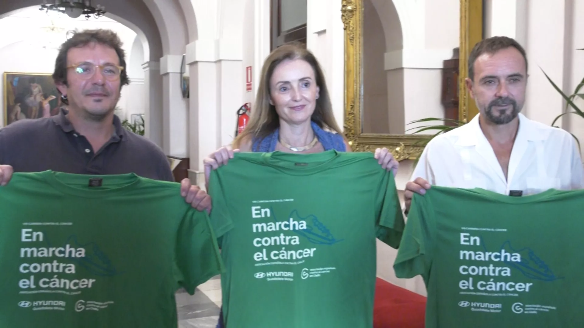 La gerente de la AECC, el alcalde y el concejal de Deportes presentan la Carrera del Cáncer