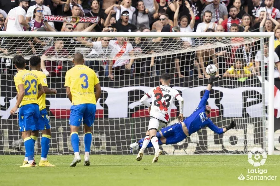 El primer gol del Rayo llegaba tras un penalti y expulsión de Iza. 