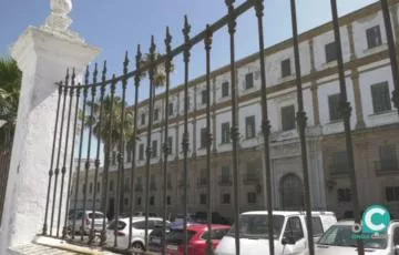 Imagen exterior del edificio de Valcárcel donde se proyecta crear la nueva Facultad de Ciencias de la Educación