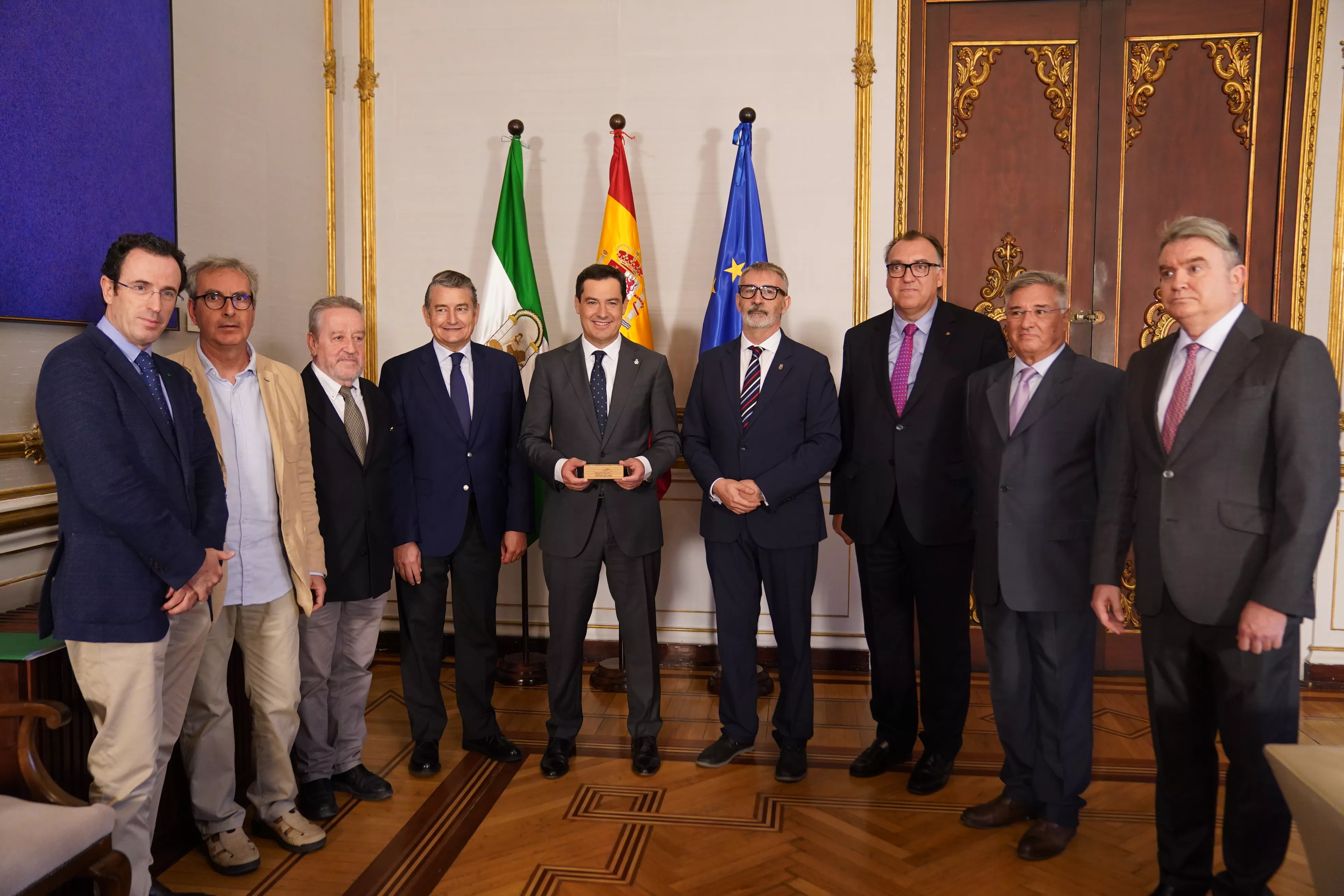 Presentación del expediente de la Candidatura al presidente de la Junta de Andalucía 