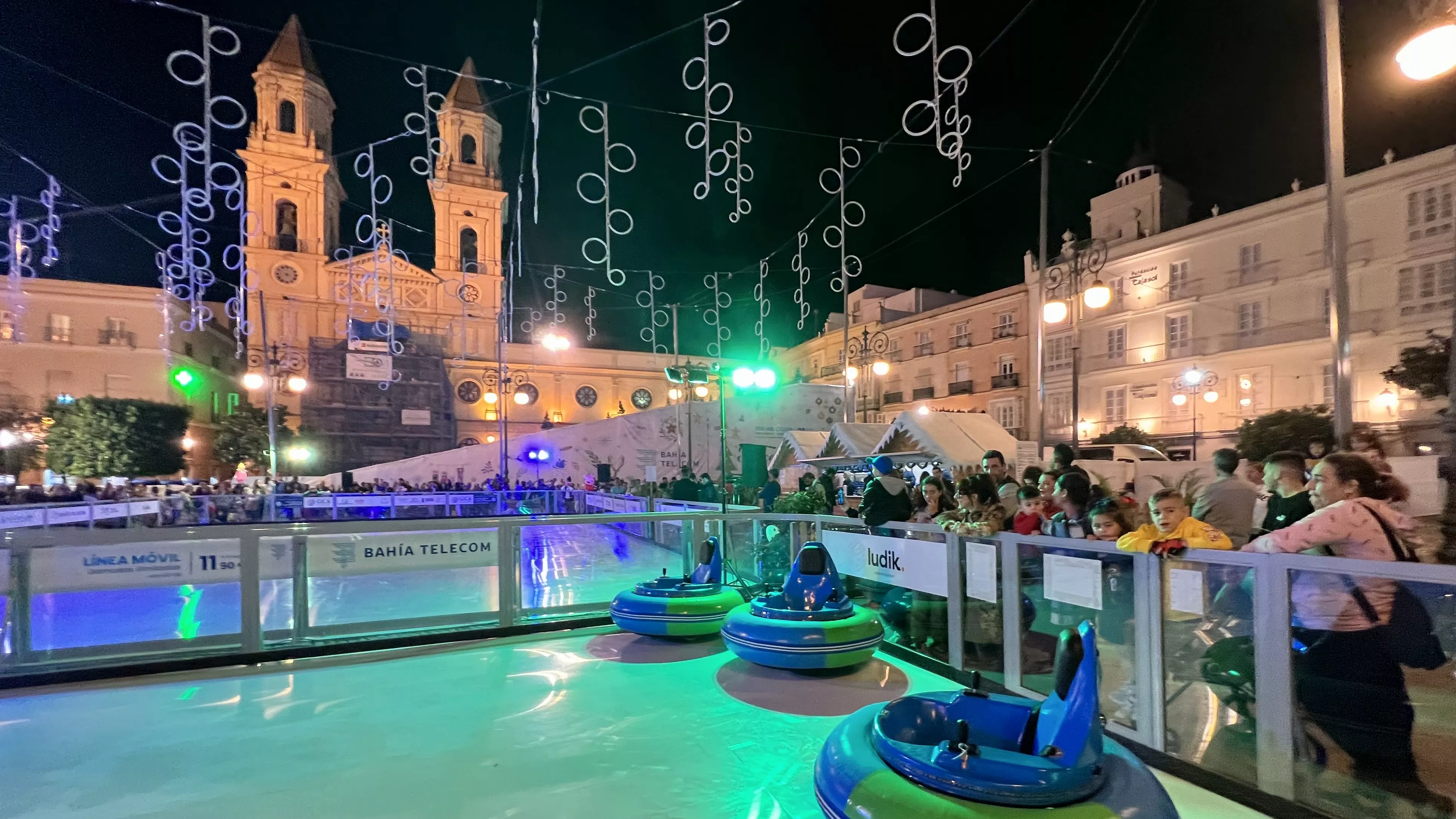 Esta tarde ha tenido lugar la inauguración de las tracciones de hielo sintético en San Antonio