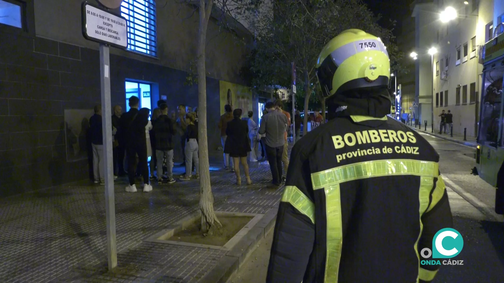 Un efectivo de Bomberos en el momento del desalojo del edificio 