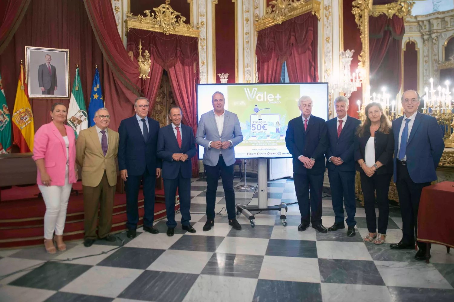 Presidente y Vicepresidente de Diputación junto a empresarios de hostelería durante la presentación de la Campaña 'Cádiz vale más'