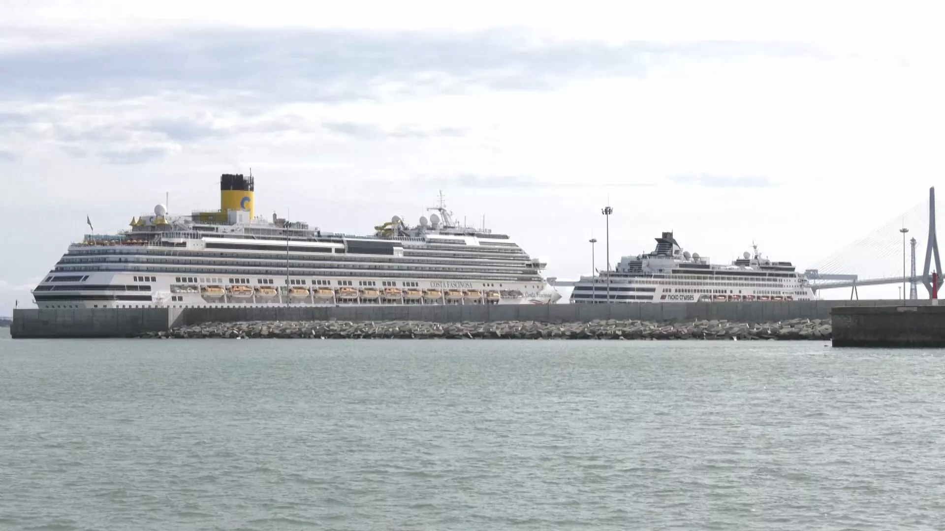 Dos de los seis cruceros que hacían escala han tenido que ser amarrados fuera de la zona comercial en el muelle de la nueva terminal de contenedores