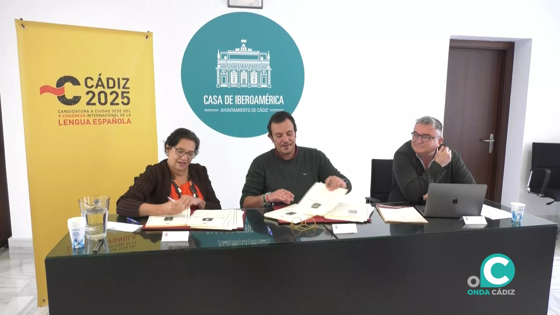 El alcalde de Cádiz y Patricia LLopis en la rúbrica del convenio 